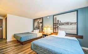 Hotel 8
